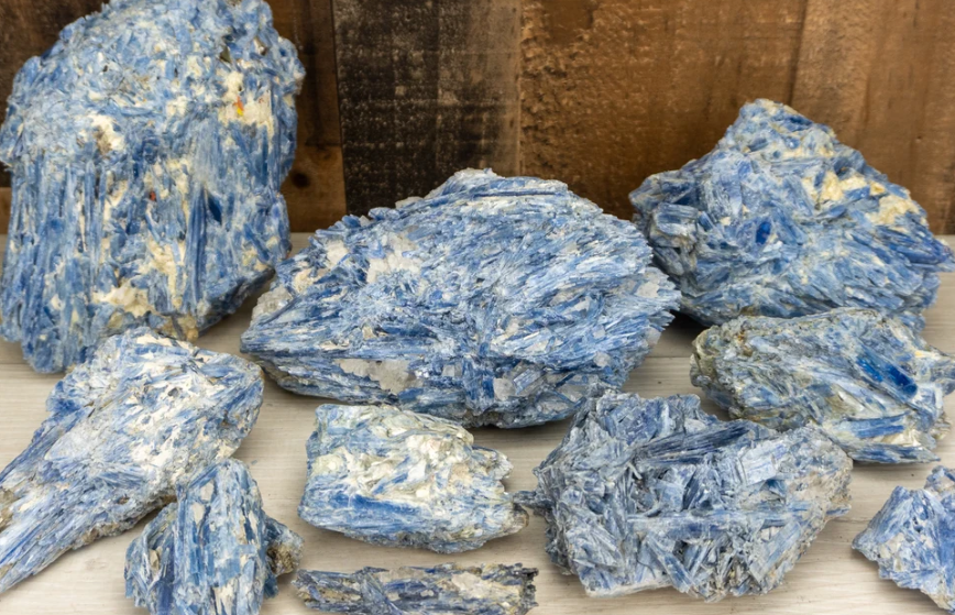 Natural Blue Kyanite Rough Stone – A Striking Crystal of Clarity, Balance & Natural Beauty 💙✨